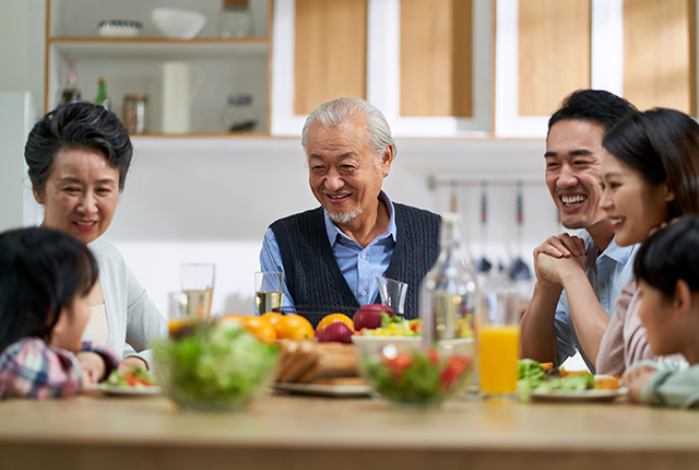 食卓を囲む家族