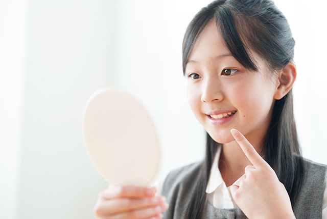 鏡を見ている女の子のイメージ