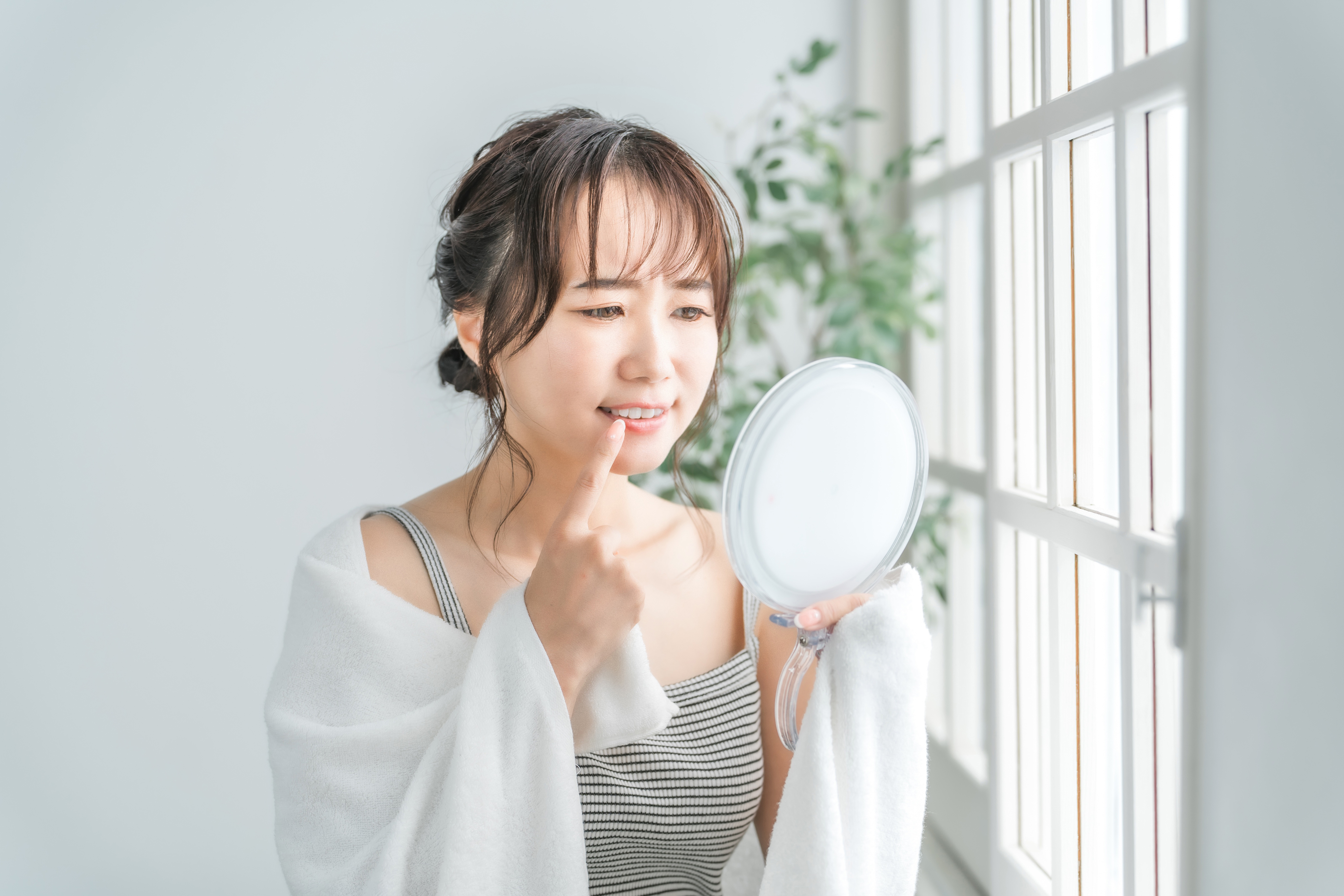 歯を見て悩んでいる女性